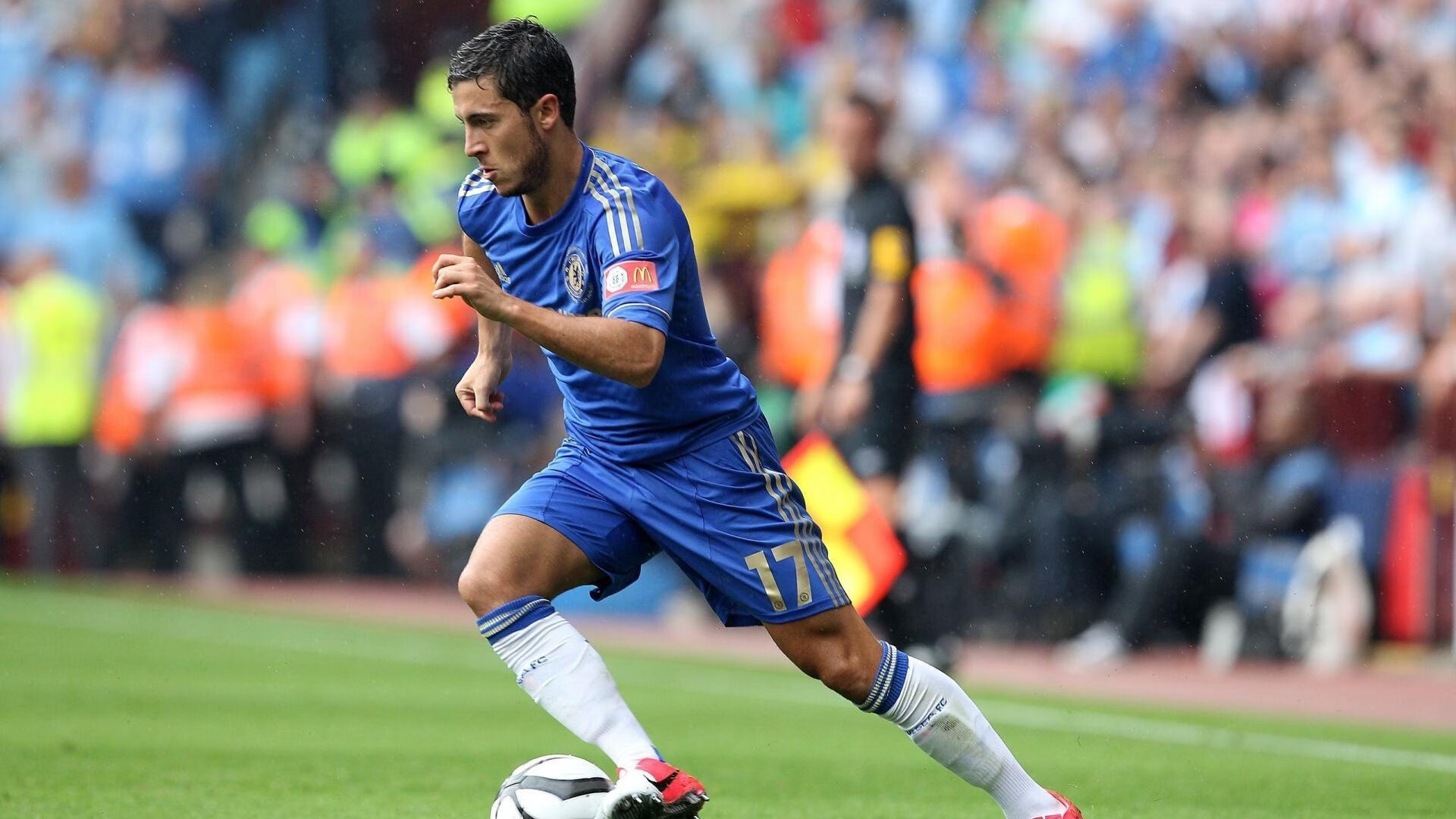 九游官方正版游戏中心-2022年季后赛：库里在第三节一人投中五个三分，瞬间锁定胜局，库里本赛季投进了多少三分